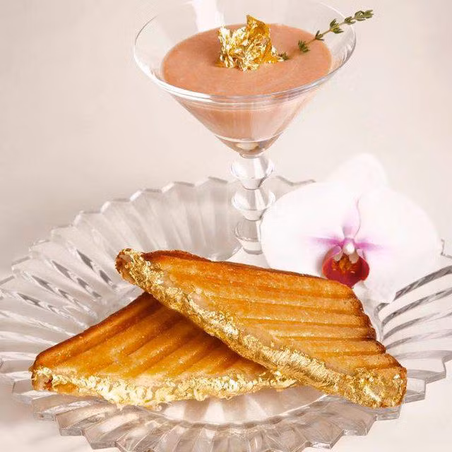 Bánh nướng phô mai bọc vàng cùng với bơ nấm Truffle trắng được nhận kỉ lục Guinness "Bánh sandwich đắt nhất hành tinh" với giá bán 214 USD.