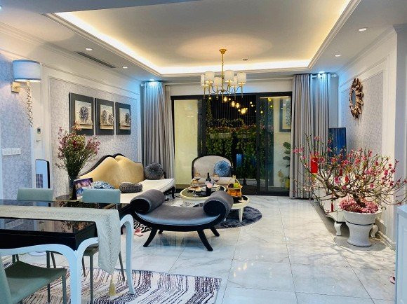 Căn hộ rộng 100m2 được thiết kế theo phong cách trẻ trung, hiện đại khá nổi bật với tông màu sáng.