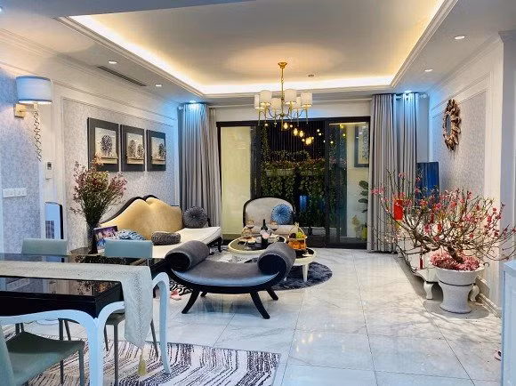 Căn hộ rộng 100m2 được thiết kế theo phong cách trẻ trung, hiện đại khá nổi bật với tông màu sáng.