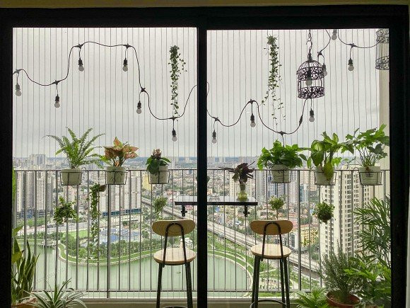 Tại khu vực ban công, nữ diễn viên Phương Oanh đặt nhiều chậu cây cảnh đẹp mắt.