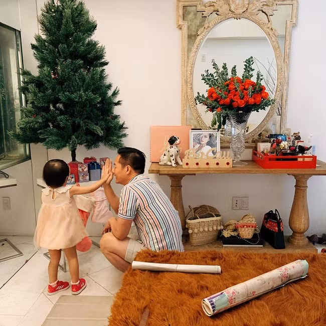 Sau khi kết hôn với người mẫu Phan Như Thảo, đại gia Đức An không còn dành thời gian để kiếm tiền nữa mà lịch trình làm việc chủ yếu dành để... chăm con. Ảnh: FBNV.