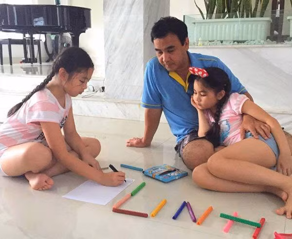 Bởi thế, Vợ chồng Quyền Linh – Dạ Thảo sớm rèn cho hai cô con gái tính tiết kiệm, giản dị từ nhỏ. Quyền Linh từng để các con ngủ dưới đất, bật quạt cây chứ không bật điều hòa, ăn cơm với nước tương, chao. Ảnh: Khám phá.