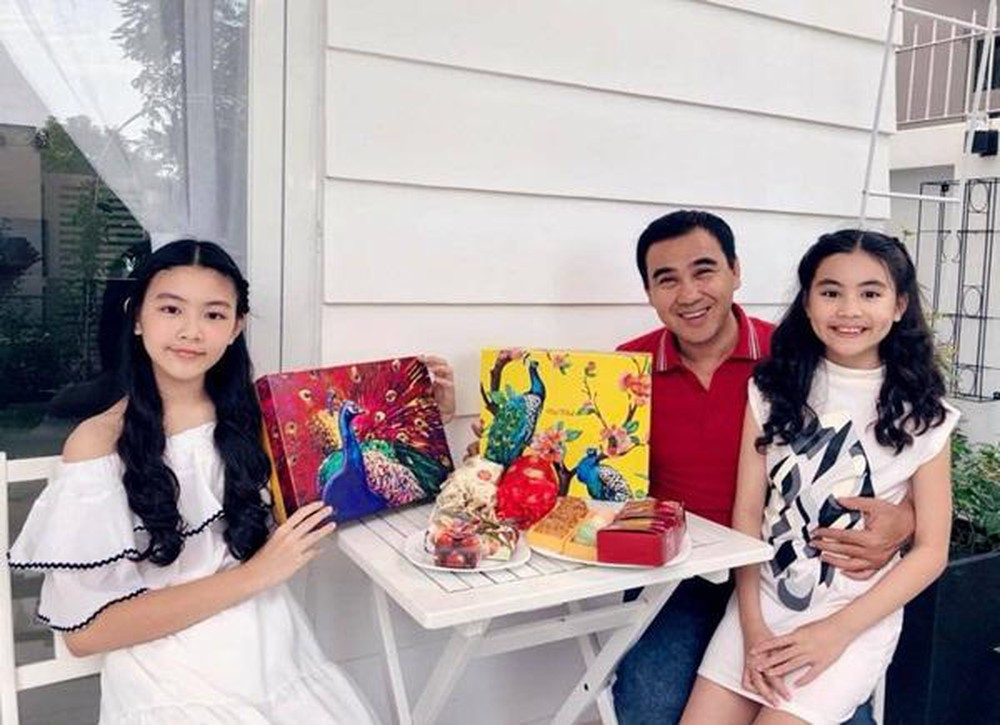 Mỗi khi con đòi mua đồ chơi, mua quà, nam MC chỉ mua những món vừa tiền và hiếm chiều lòng các con. Ảnh: FBNV.
