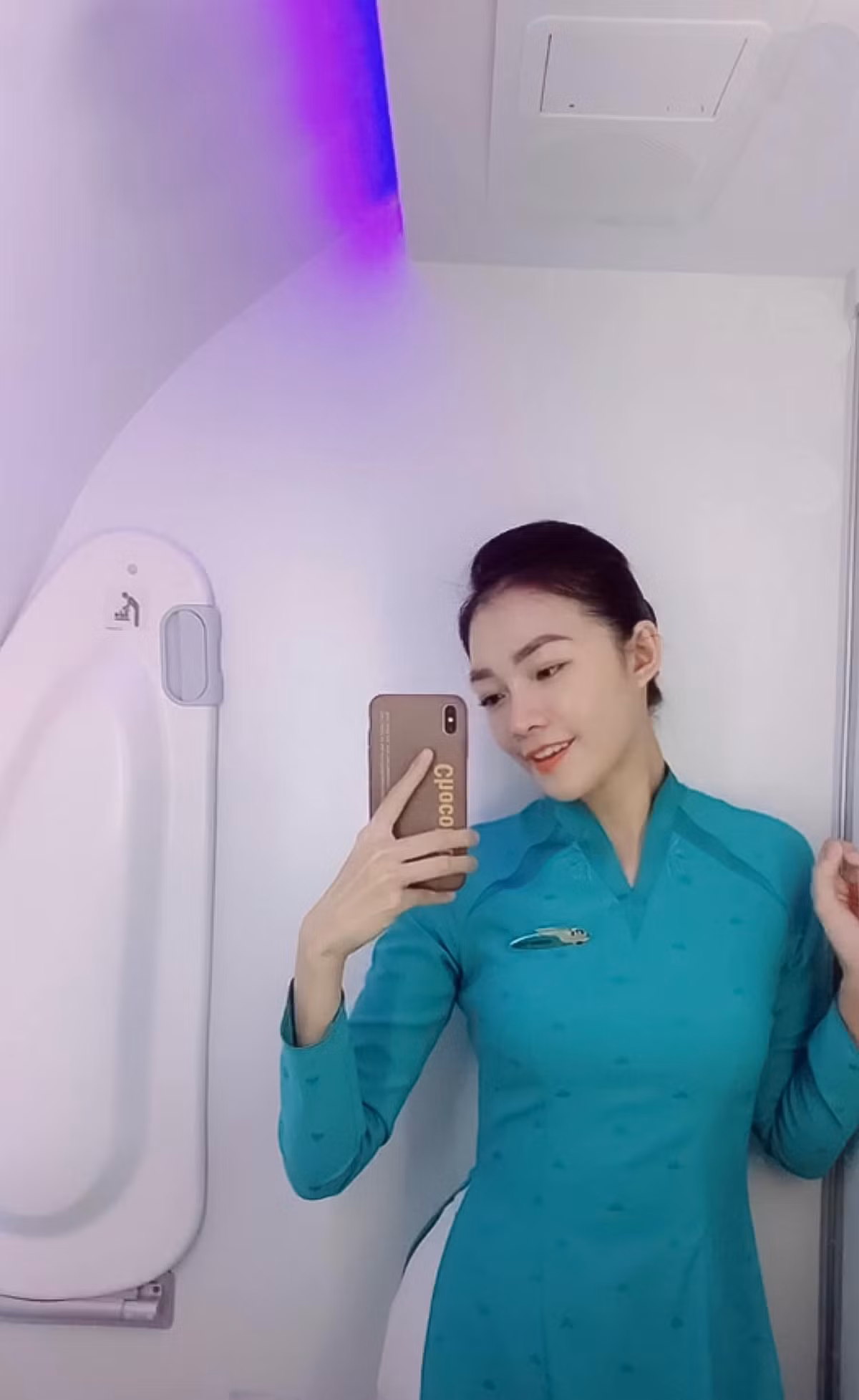 Cô nàng gây ấn tượng bởi vẻ xinh đẹp tự nhiên, làn da trắng trẻo, căng tràn sự sống và nụ cười toả nắng.