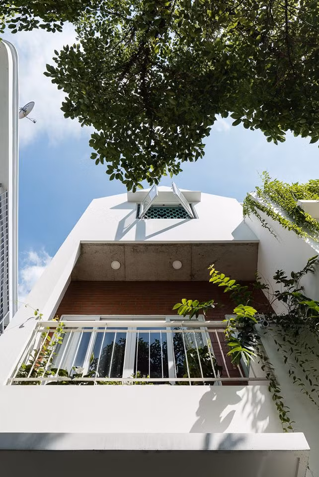 Cấu trúc không gian bên trong chia làm 3 khối sinh hoạt, gia đình gần 10 thành viên sử dụng khối chính, 2 khối còn lại được bố trí như 2 công trình độc lập sử dụng với mục đích cho thuê.