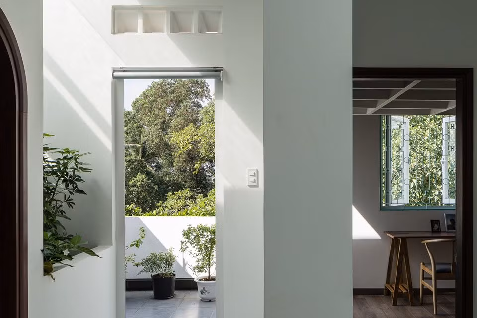 Ở đây, các không gian gần như tiếp nối hoặc chồng lên nhau.