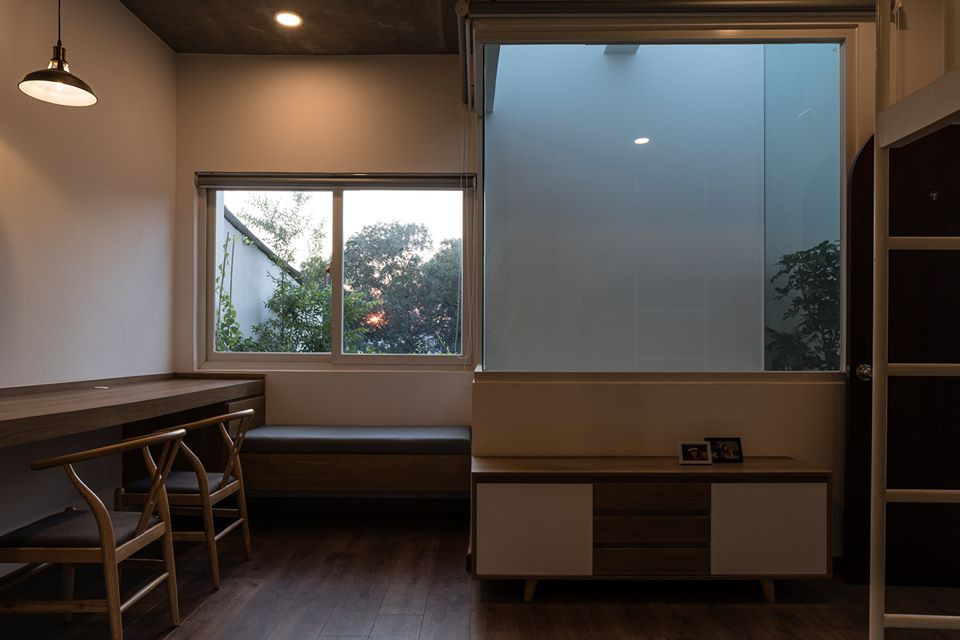 Góc học tập và làm việc tuy nhỏ nhưng có cả cửa sổ và cửa kính ở khu vực giếng trời giúp phòng thêm thoáng đãng.