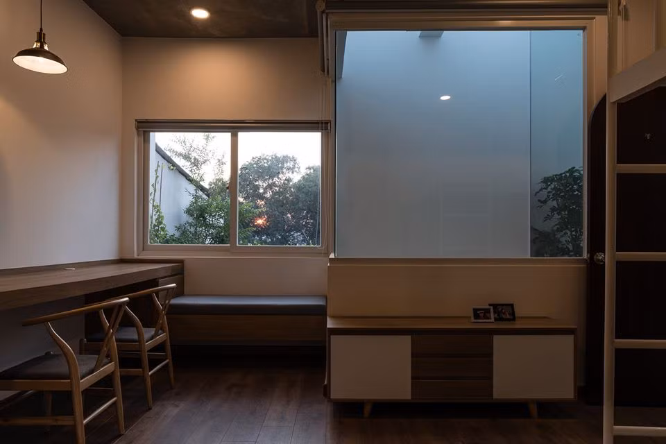 Góc học tập và làm việc tuy nhỏ nhưng có cả cửa sổ và cửa kính ở khu vực giếng trời giúp phòng thêm thoáng đãng.