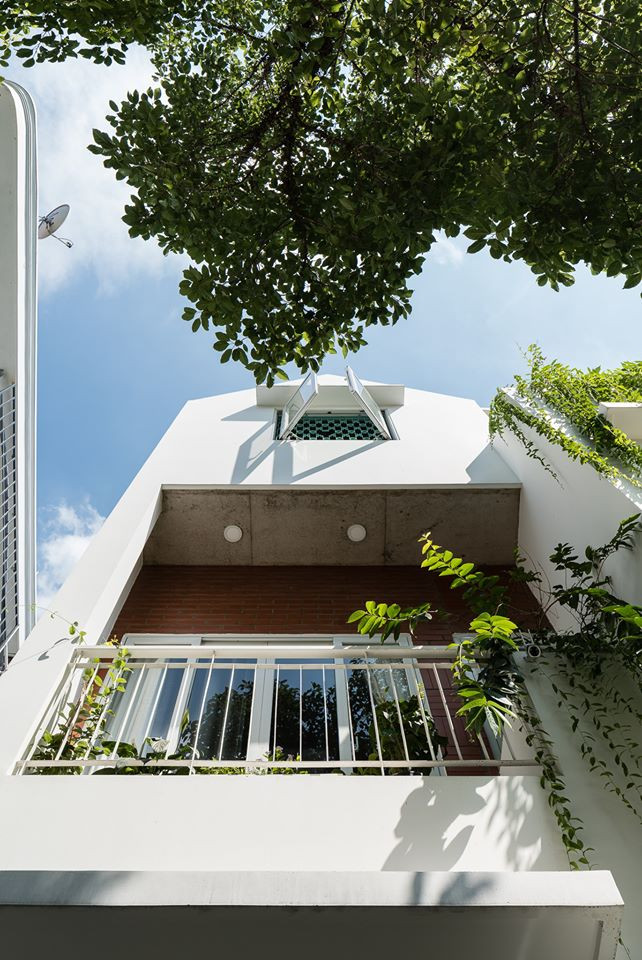 Cấu trúc không gian bên trong chia làm 3 khối sinh hoạt, gia đình gần 10 thành viên sử dụng khối chính, 2 khối còn lại được bố trí như 2 công trình độc lập sử dụng với mục đích cho thuê.