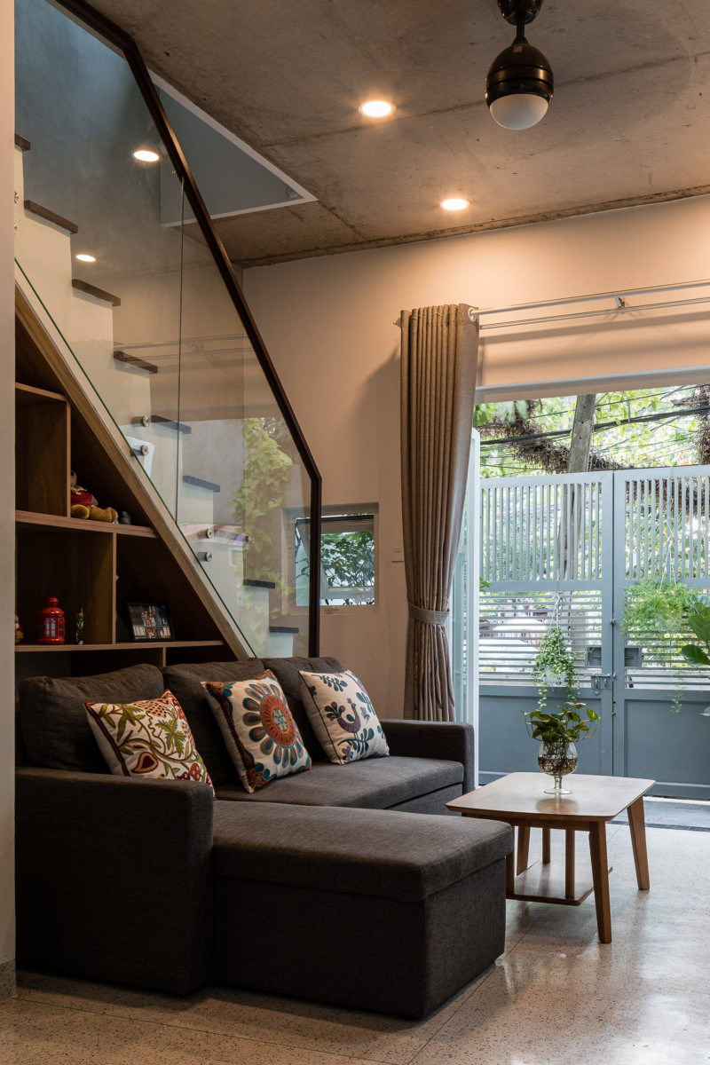 Gầm cầu thang được tận dụng để lưu trữ đồ.