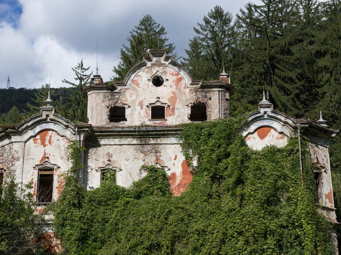 Villa de Vecchi được gọi là "Biệt thự ma" của Ý, xây từ năm 1854 đến 1857. Ngôi nhà sở hữu tất cả các tiện nghi hiện đại thời bấy giờ, bao gồm các ống sưởi ấm trong nhà và một đài phun nước lớn.