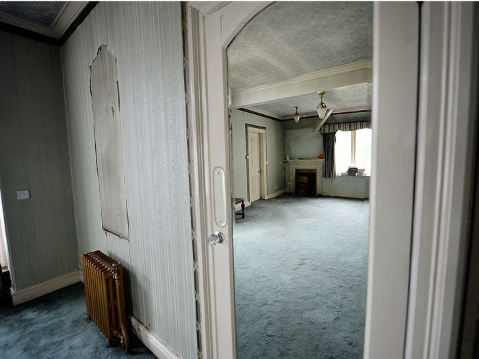 Biệt thự được xây từ những năm 1920 và ban đầu thuộc sở hữu của 2 quý tộc giàu có. Sau khi chủ nhân qua đời vào năm 1986, ngôi biệt thự không còn người sinh sống.