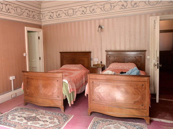 Năm 2013, Pineheath House mới được mua lại bởi một doanh nhân địa phương với kế hoạch biến nó thành một dinh thự sang trọng. Nguồn ảnh: Business Insider. Video: Dân Sài thành ‘tiếc’ biệt thự Pháp bị phá dỡ. Nguồn: VTC14