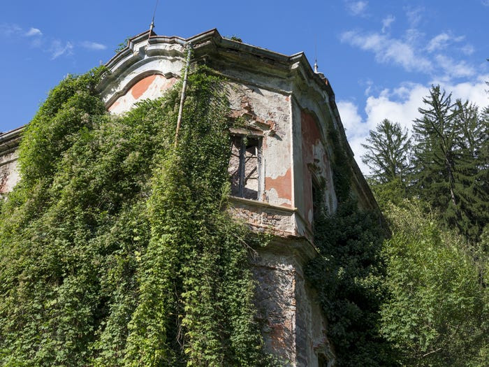 Vào thập niên 1960, biệt thự bị bỏ hoang. Năm 2002, một trận tuyết lở đã phá hủy các ngôi nhà xung quanh, nhưng "biệt thự ma" vẫn tồn tại cho đến bây giờ.