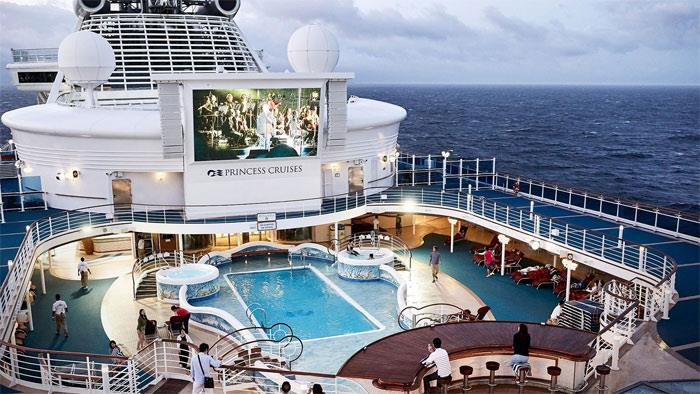 Trước đó, 3.700 hành khách và thành viên phi hành đoàn trên tàu đã bị cách ly sau khi phát hiện một hành khách dương tính với Covid-19.