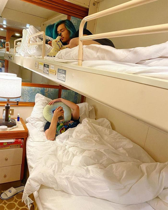 Giường ngủ tuy nhỏ nhưng vẫn đảm bảo êm ái và thoải mái.