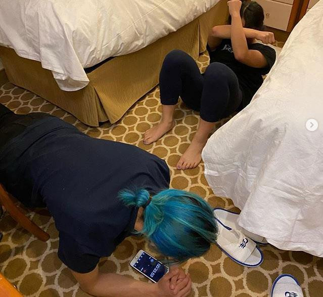 Một vài hành khách trẻ tuổi giải trí bằng cách đọc sách, xem video và chơi game trên điện thoại.