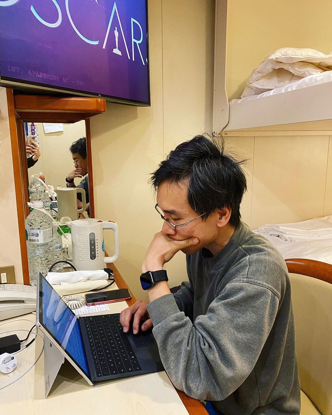 Một hành khách trên tàu vẫn làm việc với máy tính như bình thường.