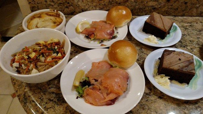 Trong thời gian cách ly trên biển, các hành khách được phục vụ wifi miễn phí để giữ liên lạc với gia đình. Một vài hành khách giết thời gian bằng cách chụp ảnh từng bữa ăn, hoạt động của họ trên du thuyền rồi khoe lên mạng xã hội.