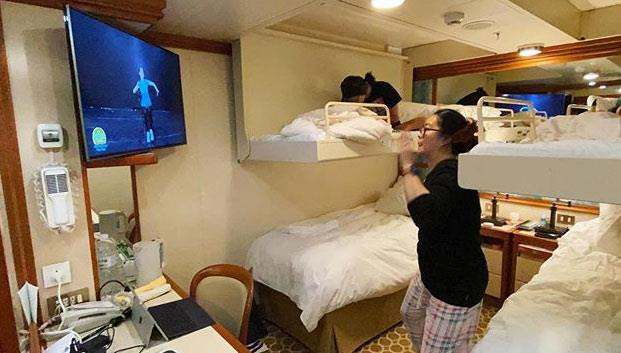 Bà Na Tan - hành khách trên tàu cho biết đây là lần đầu tiên trong nhiều năm gia đình cô cùng xem lễ trao giải Oscar bởi họ có rất nhiều thời gian rảnh trong thời gian bị cách ly, điều không phải lúc nào cũng thực hiện được nếu ở cuộc sống bình thường.