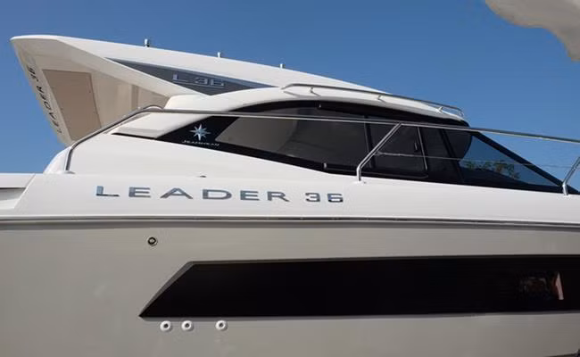 Mỗi chiếc du thuyền mới có giá lên đến hơn 800 nghìn USD (18,5 tỷ đồng) được mua từ Hong Kong. Sau khi về Việt Nam và đăng kiểm xong, cặp du thuyền này có giá trị lên tới vài triệu USD. Ảnh: Dân Việt. Video: Du thuyền 300 triệu USD của tỷ phú Nga. Nguồn: VTC1