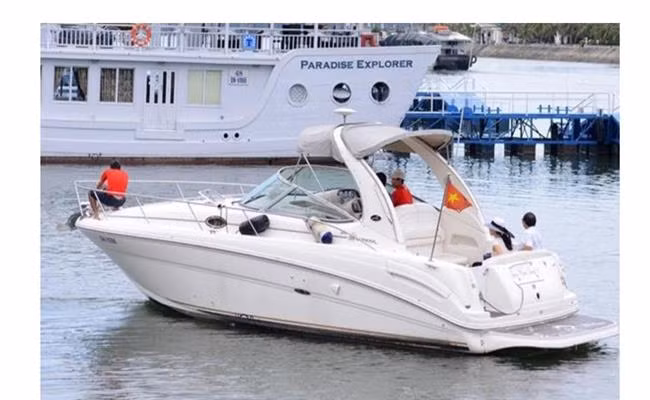 Hai chiếc du thuyền hạng sang của đại gia Đào Hồng Tuyển xuất hiện tại cảng Tuần Châu từ năm 2008. Nhìn bề ngoài, trông chúng giống như 1 bộ đôi cano thông thường nhưng bên trong là hệ thống phòng khách, bếp, giường ngủ cực kỳ sang trọng. Ảnh: Dân Việt.