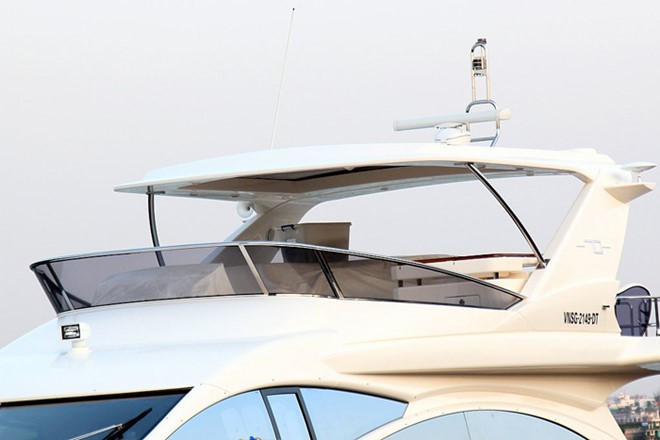 Du thuyền Azimut 70 có chiều dài 22m, được sản xuất tại Italia và có giá đến 4 triệu USD, tương đương 92,6 tỷ đồng. Ảnh: Vietnamnet.