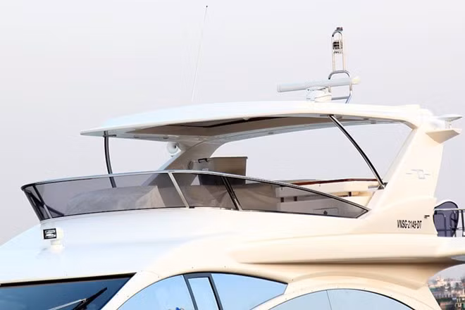 Du thuyền Azimut 70 có chiều dài 22m, được sản xuất tại Italia và có giá đến 4 triệu USD, tương đương 92,6 tỷ đồng. Ảnh: Vietnamnet.