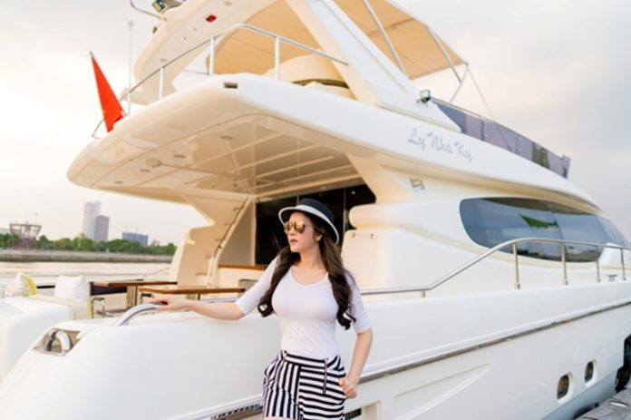 Cuối năm 2016, Lý Nhã Kỳ sở hữu chiếc du thuyền triệu đô Ferretti Yachts. Chiếc du thuyền hạng sang trị giá khoảng 100 tỷ đồng thường xuyên đưa cô và gia đình đi nghỉ dưỡng. Ảnh: Internet