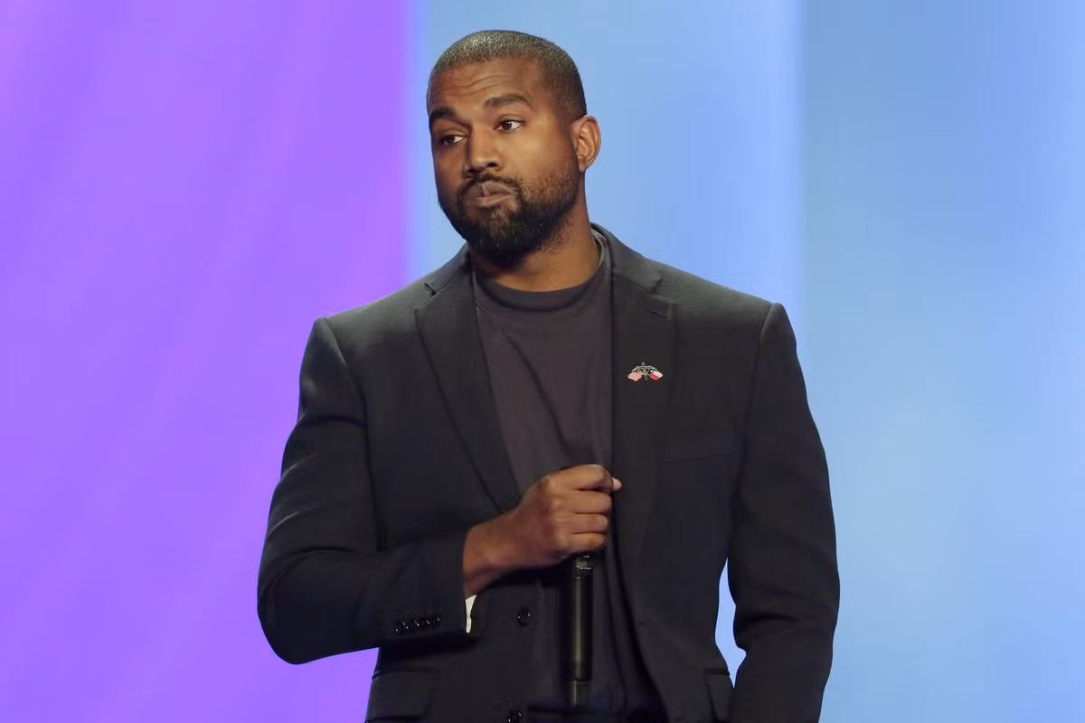 Theo thống kê của tạp chí Forbes, Kanye West hiện sở hữu khối tài sản 1,3 tỷ USD. Anh góp mặt vào danh sách tỷ phú hồi tháng 4/2020.