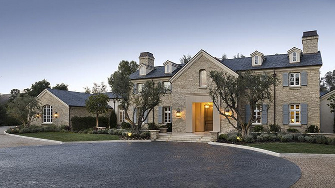 Nam rapper cũng sở hữu một mảnh đất rộng lớn ở Calabasas, bang California (Mỹ).