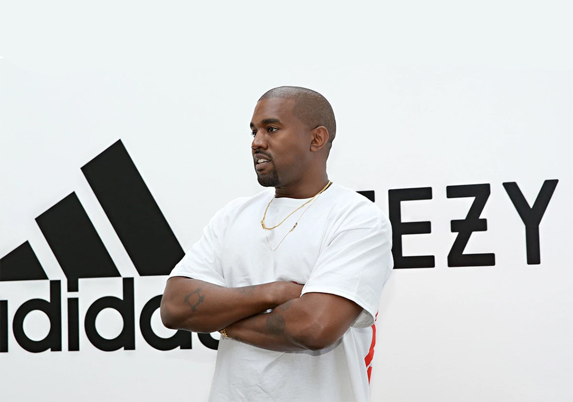 Nam ca sĩ Kanye West chính thức chuyển sang hợp tác cùng adidas để tiếp tục dự án giày sneaker Yeezy đầy tham vọng sau một vài mẫu collab Yeezy cực kỳ thành công trước đó cùng Nike.