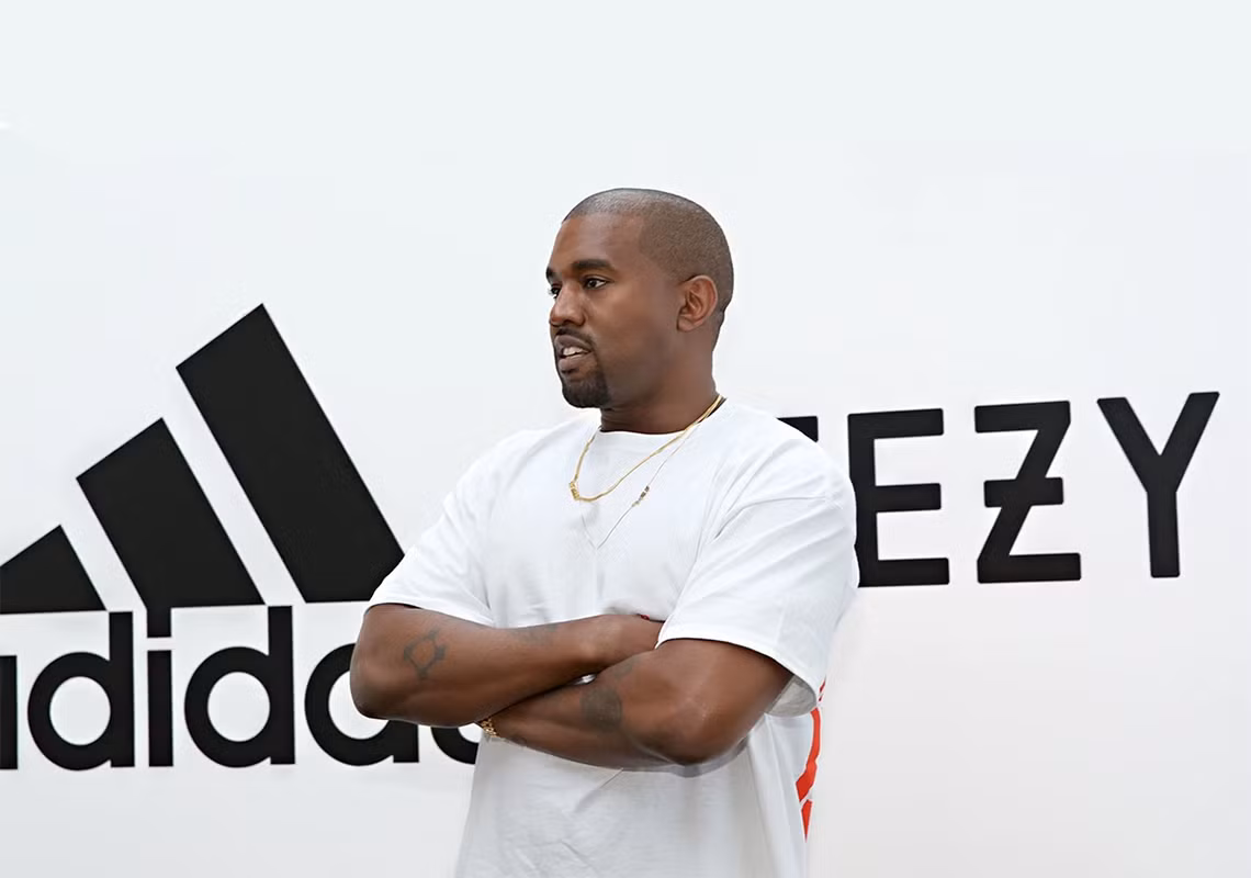Nam ca sĩ Kanye West chính thức chuyển sang hợp tác cùng adidas để tiếp tục dự án giày sneaker Yeezy đầy tham vọng sau một vài mẫu collab Yeezy cực kỳ thành công trước đó cùng Nike.