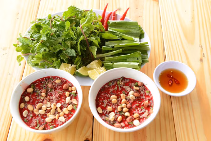 Bát tiết canh đỏ lừ là món ăn khoái khẩu của nhiều người Việt nhưng lại là nỗi khiếp đảm của người nước ngoài khi ghé Việt Nam. Mỗi bát tiết canh có giá vài chục nghìn đồng.