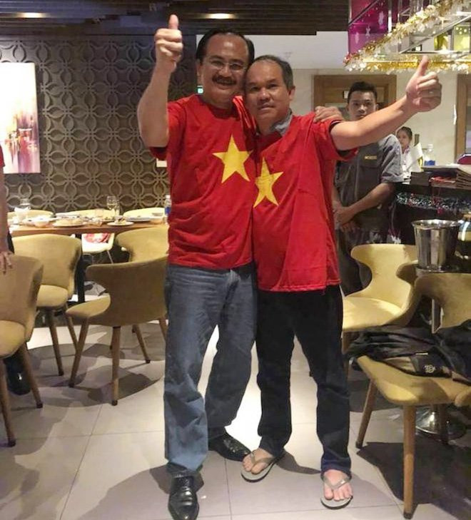 Trong ngày diễn ra trận Chung kết AFF Cup 2018, đại gia phố núi ăn vận khá giản dị: mặc chiếc áo in hình cờ đỏ sao vàng và chỉ mang đôi tông lào. Ảnh: Facebook.