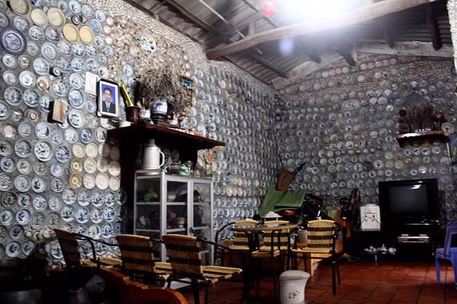 Những chiếc đĩa gốm sứ cổ bên trong ngôi nhà. Ảnh: Oddycentral.