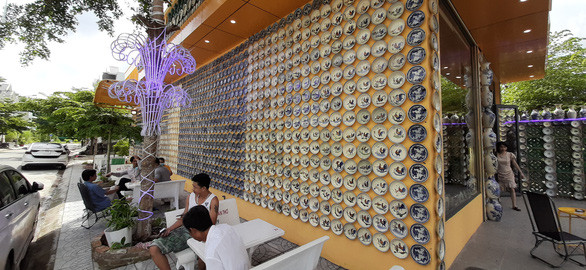 Ngôi nhà 2 tầng rộng hàng trăm mét vuông của anh Phạm Văn Hai (36 tuổi), ngụ phường Long Tuyền, quận Bình Thuỷ, TP. Cần cũng thu hút nhiều người đến chiêm ngưỡng, bởi toàn bộ ngôi nhà được phủ kín những món đồ xưa, cổ vật quý. Ảnh: Chí Hạnh.