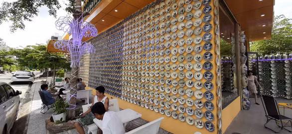 Ngôi nhà 2 tầng rộng hàng trăm mét vuông của anh Phạm Văn Hai (36 tuổi), ngụ phường Long Tuyền, quận Bình Thuỷ, TP. Cần cũng thu hút nhiều người đến chiêm ngưỡng, bởi toàn bộ ngôi nhà được phủ kín những món đồ xưa, cổ vật quý. Ảnh: Chí Hạnh.