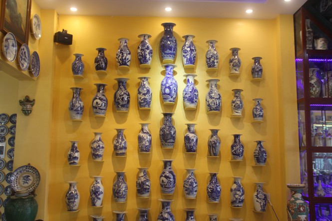 Các món đồ cổ được gia chủ sắp xếp khéo léo và gọn mắt. Ảnh: Tiền phong.