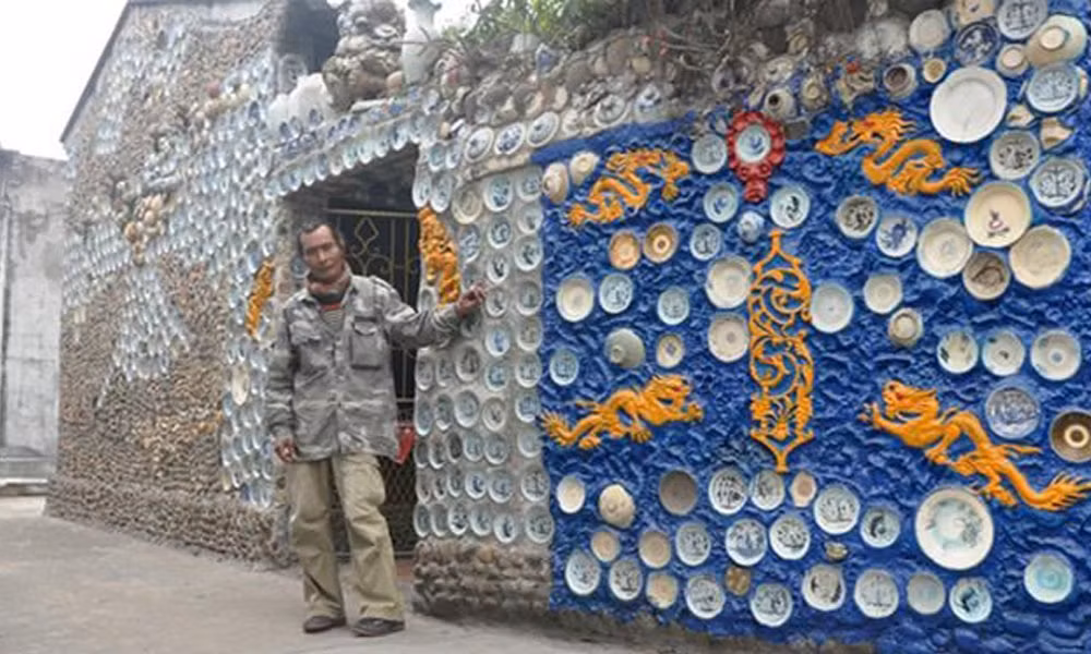 Tường rào bên ngoài cũng được gắn bằng đồ gốm sứ. Ảnh: Oddycentral.