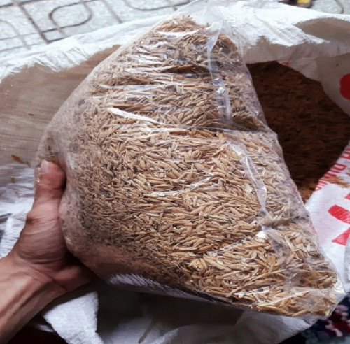 Để tiện cho khách, cửa hàng của anh Quang thường đóng rơm khô và vỏ trấu thành túi 0,5 kg. Ảnh: Shopee.