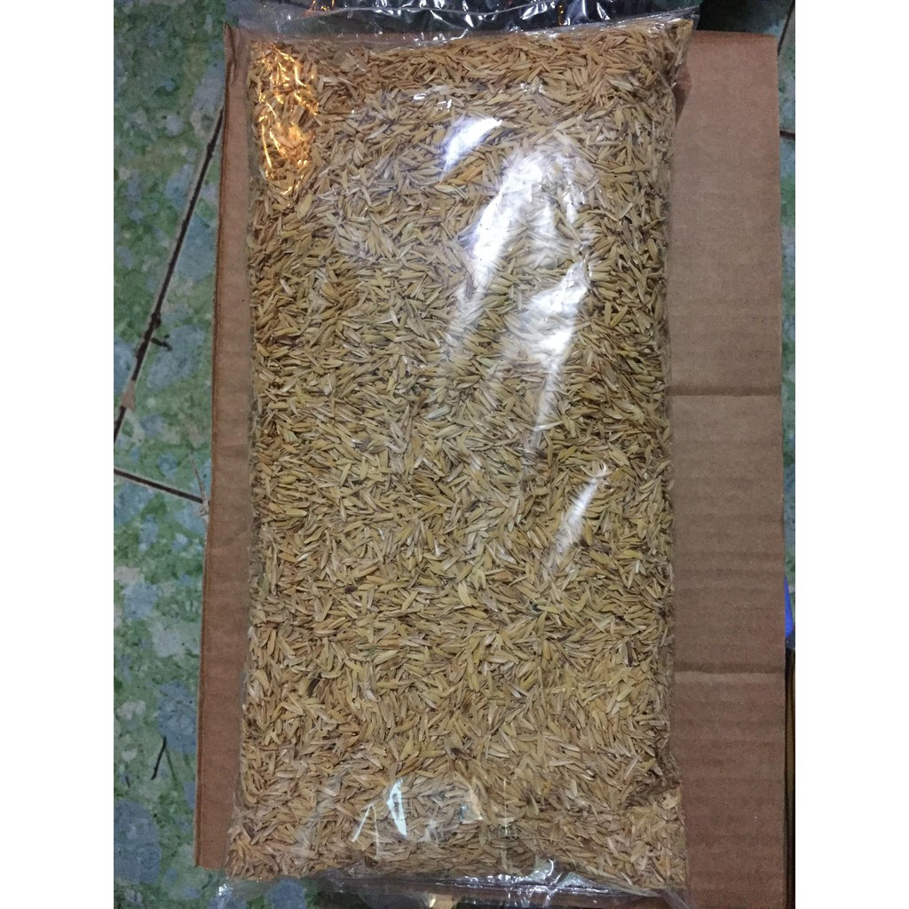 Trung bình mỗi ngày, anh Quang bán được 5 - 7kg vỏ trấu hoặc rơm, có ngày đắt khách lên tới 10kg. Ảnh: Shopee.