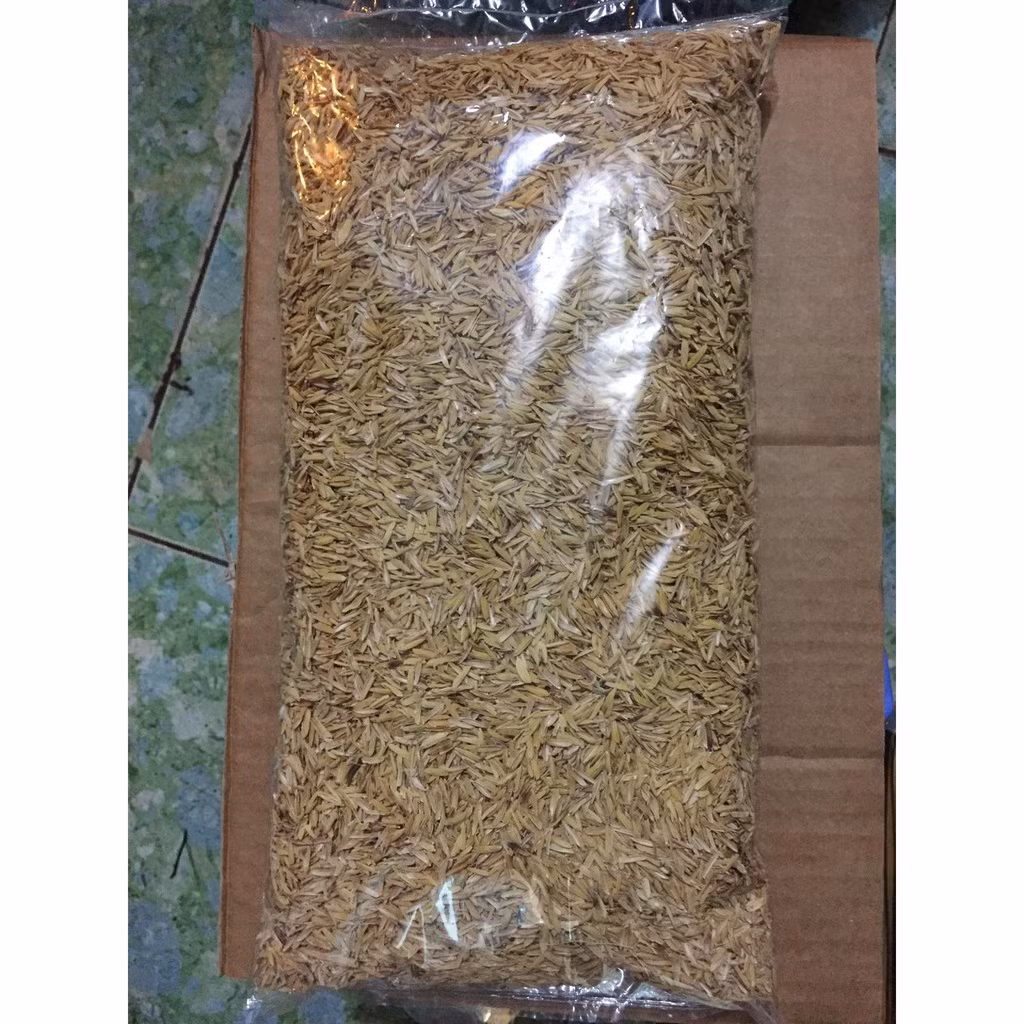 Trung bình mỗi ngày, anh Quang bán được 5 - 7kg vỏ trấu hoặc rơm, có ngày đắt khách lên tới 10kg. Ảnh: Shopee.