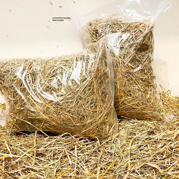 Rơm khô và vỏ trấu được trộn vào đất hoặc phủ lên bề mặt để giữ ẩm. Ảnh: Vuonsanthuong.