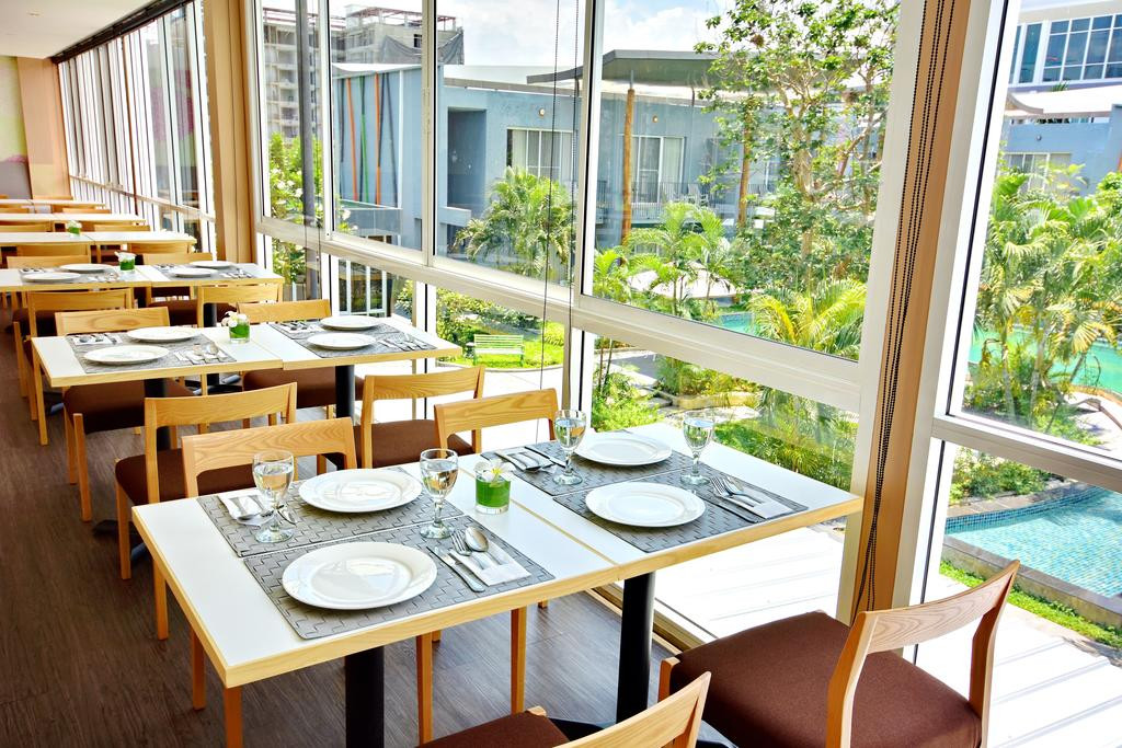 Khu vực nhà hàng trong khách sạn cũng được có view nhìn ra bể bơi. Ảnh: Booking.