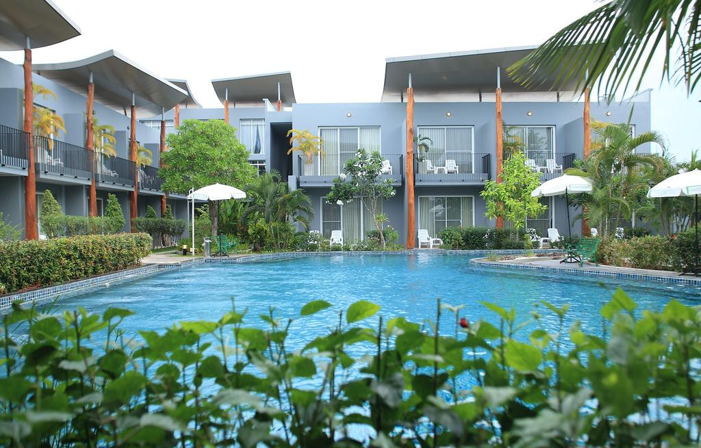 Ngoài ra, du khách còn có thể đi dạo trong khu vườn hoặc thư giãn bên hồ bơi. Ảnh: Booking.