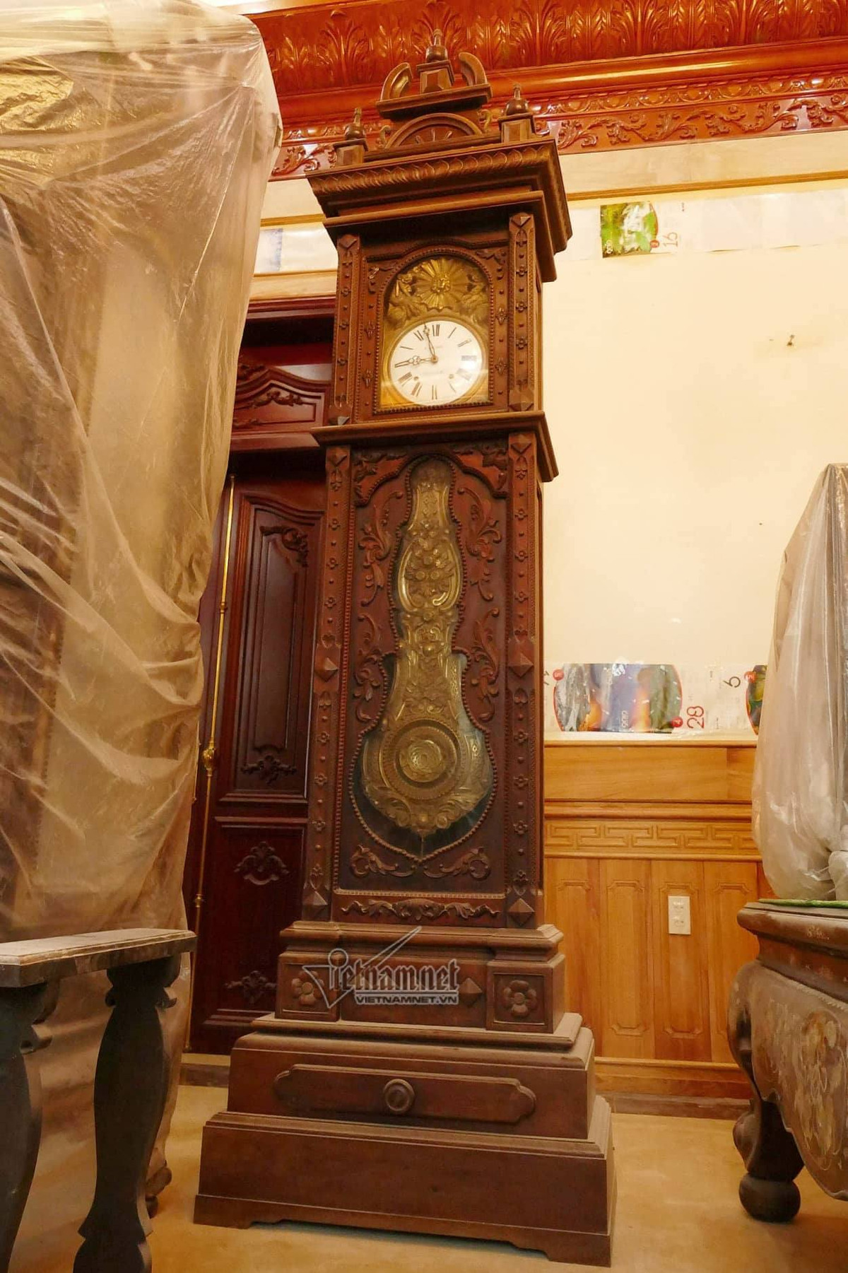 Chỉ tính riêng phần gỗ lát sàn (dày 12 cm) cũng lên đến 120 tỷ đồng. Ảnh: Vietnamnet.