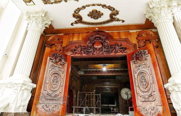 Đáng chú ý, trong tòa lâu đài có lắp thang máy. Hệ thống chữa cháy cũng ước tính lên tới 3 tỷ đồng. Ảnh: Vietnamnet.