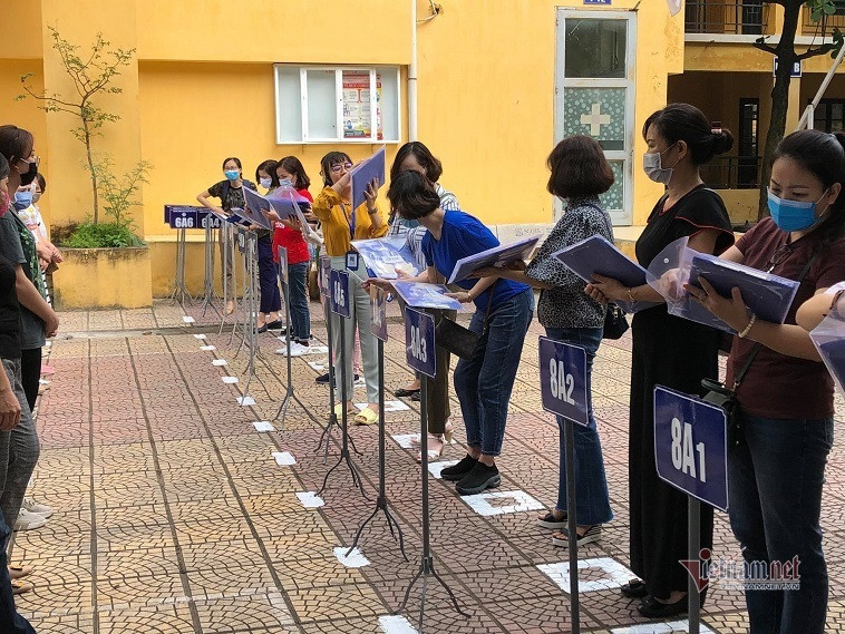 Ha Noi: Truong hoc chia doi lop, lap vach ngan don hoc sinh tro lai