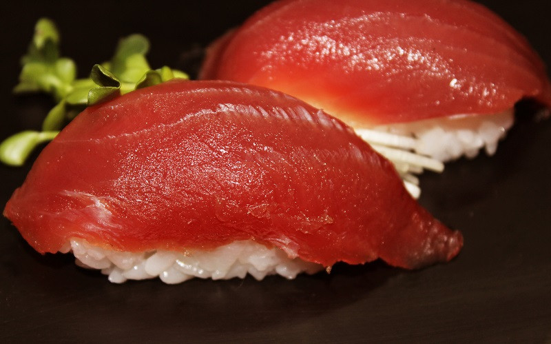 Cá ngừ vây xanh là nguồn nguyên liệu cao cấp để làm món sushi và sashimi. Một lát cá ngừ vây xanh ngon có thể được bán ra với giá 2000 yen (khoảng 400.000 đồng) tại các cửa hàng sushi thượng cấp ở Tokyo (Nhật Bản)